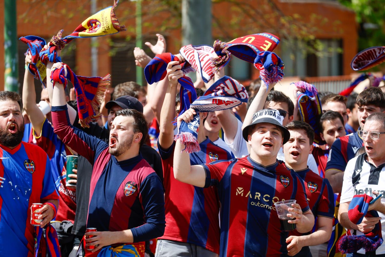 Explosión granota en la llegada del Levante UD a El Plantío