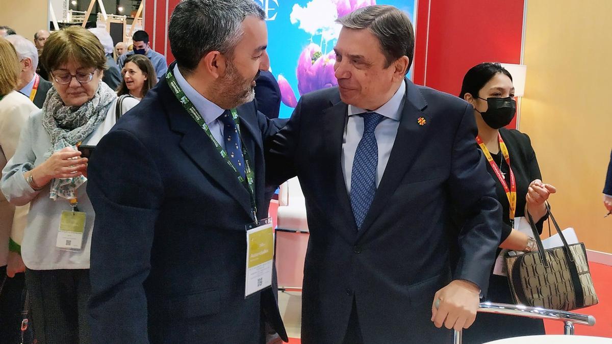 Alejandro Calvo, saludando al ministro Luis Planas, este lunes, en el Salón Gourmets de Madrid.