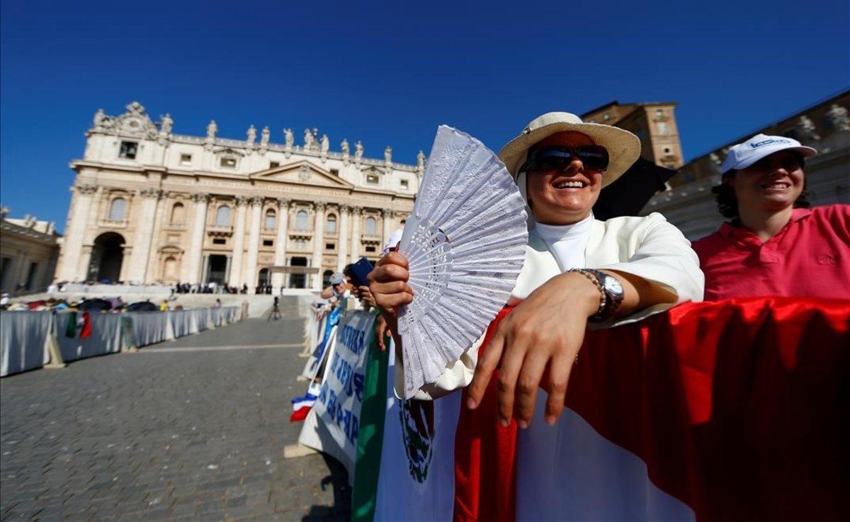 Un grupo de fieles esperan a la audiencia general en la plaza de San Pedro de El Vaticano.