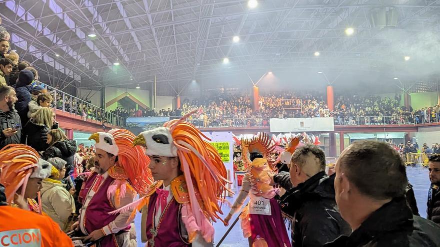 Espectacular lleno en el recinto ferial de Vegadeo para vivir el primer desfile de Carnaval del Occidente