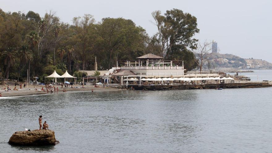 Estado actual de la playa de los Baños del Carmen y el restaurante que ocupa la plataforma.