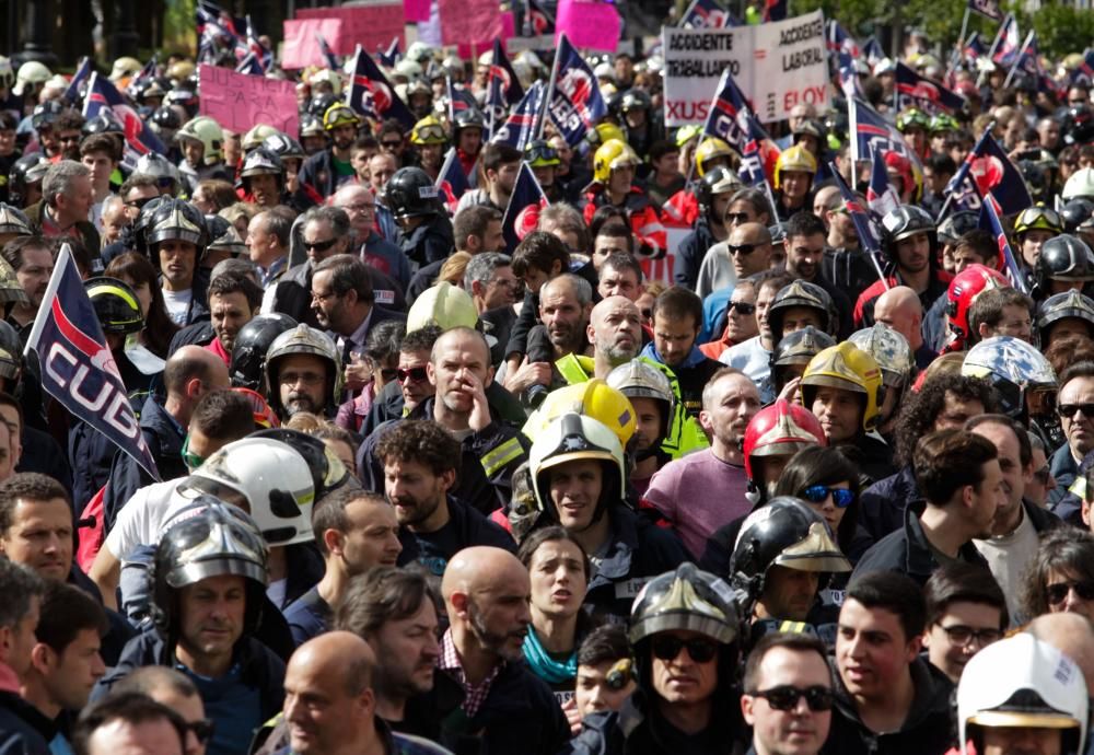 Manifestación de bomberos de toda España en Oviedo por Eloy Palacio