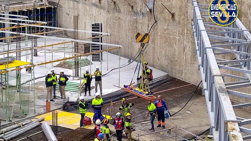 Hospitalizado un trabajador accidentado en la obra de la antigua fábrica de Altadis en Los Remedios