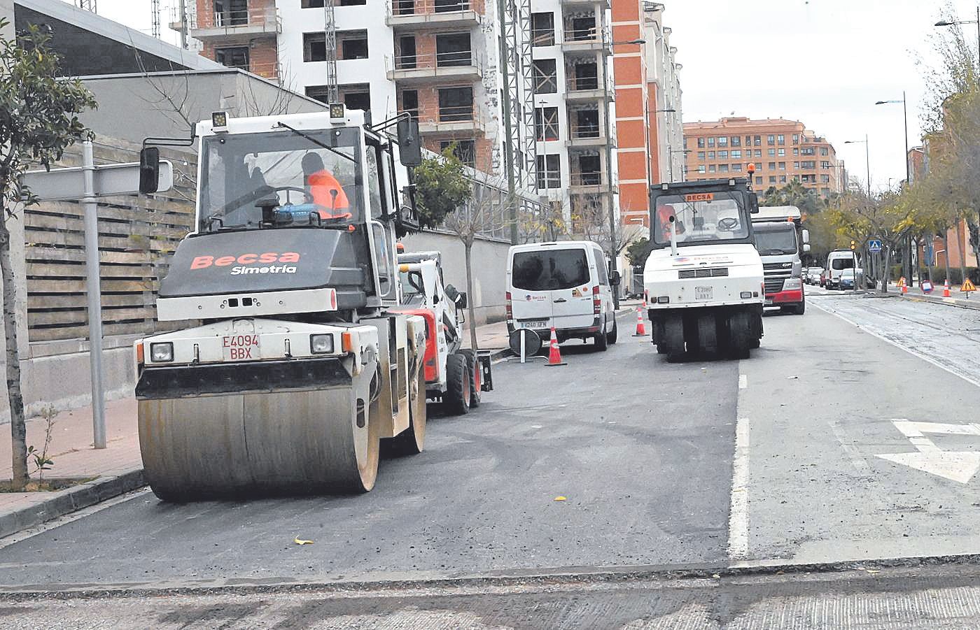 La empresa Becsa realizando los trabajos de pavimentación de la calle Columbretes, este miércoles.