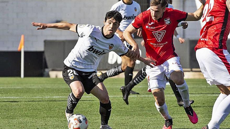 Pablo Gozálbez controla la pelota, ayer en Paterna.  | VALENCIA CF