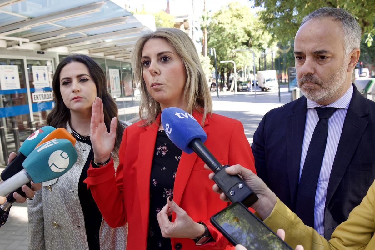 La concejal de Vox, Alba Franco, este miércoles, frente al edificio Abenarabi.