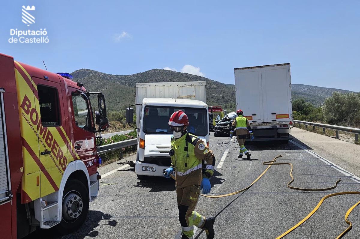 Accidente entre 2 camiones y 1 turismo cuyo conductor ha resultado fallecido.