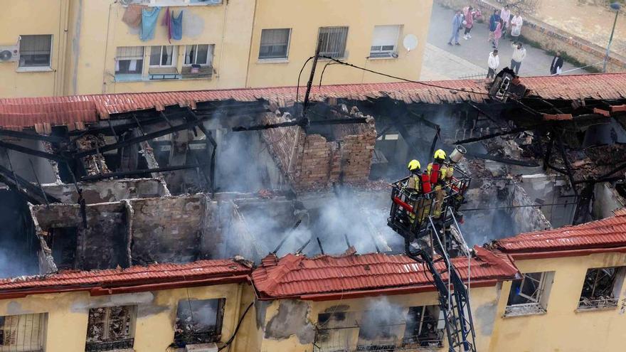 Tres vecinos y seis policías asistidos por inhalación de humo en un incendio que afecta a cinco viviendas en el barrio Miguel Hernández de Alicante