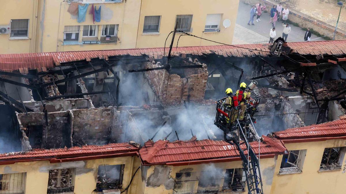 Tres vecinos y seis policías asistidos por inhalación de humo en un incendio que afecta a cinco viviendas en el barrio Miguel Hernández de Alicante