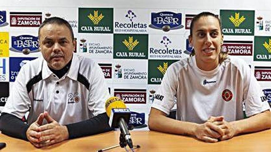 Fran García, entrenador del Quesos El Pastor, y Gala Mestres, alero del equipo naranja.