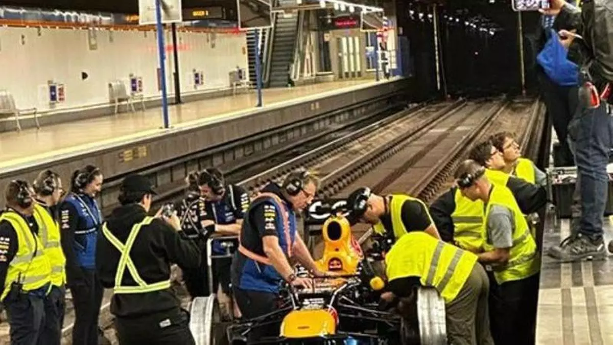Avistan un Fórmula 1 recorriendo las vías del metro de Madrid