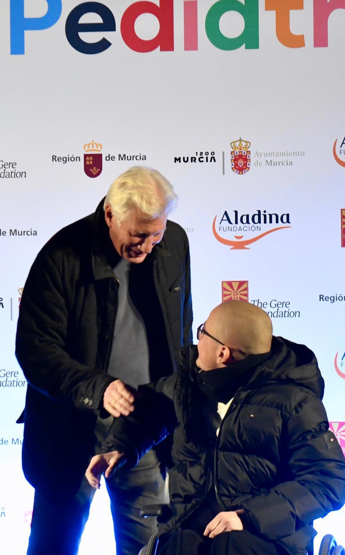 Gere charla con uno de los pacientes el hospital.