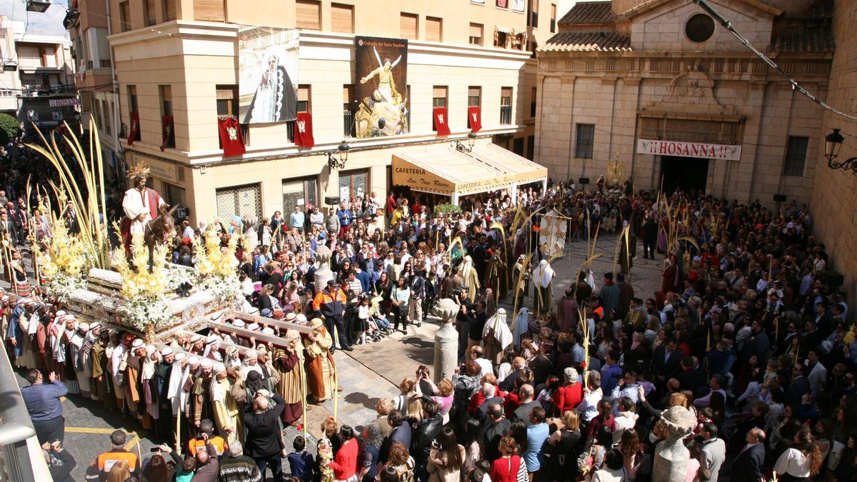 Callosa de Segura se viste de imágenes y capuchinos durante la celebración de la Semana Santa.