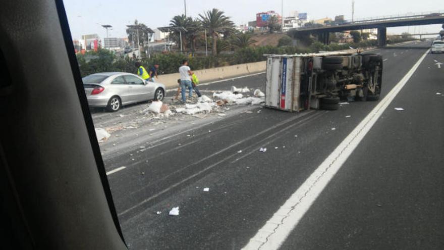 Un camión cargado con escombros vuelca en la autovía del Sur