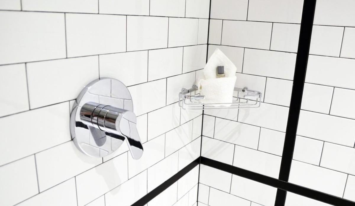 Los azulejos del baño son propensos a acumular suciedad y manchas.