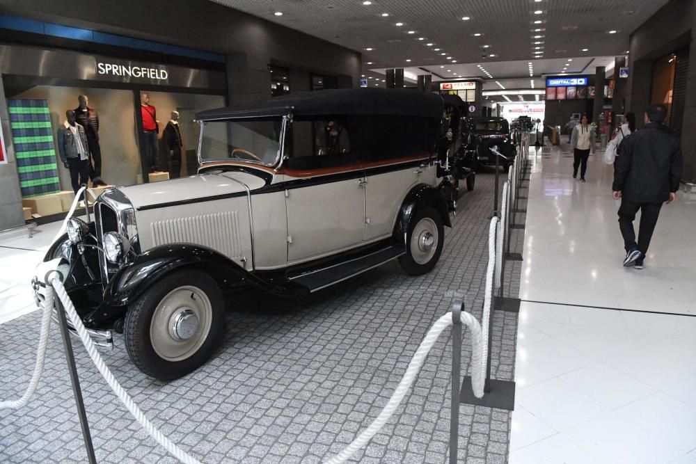 El centro comercial Los Rosales exhibe los diferentes coches de época cedidos por la Fundación Jorge Jove que aparecen en la película protagonizada por Luis Tosar y Michelle Jenner.