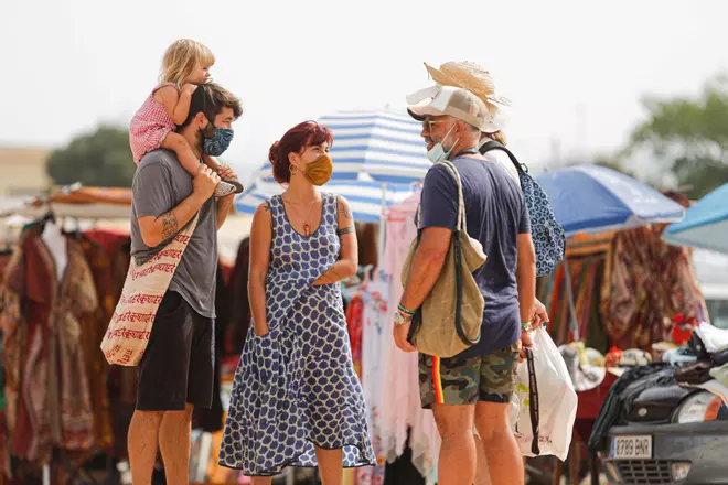 El calor reduce la afluencia al mercadillo de Sant Jordi en Ibiza