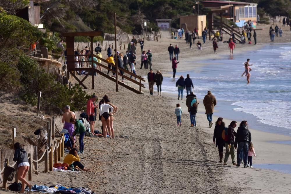 Primer baño del año en ses Salines.