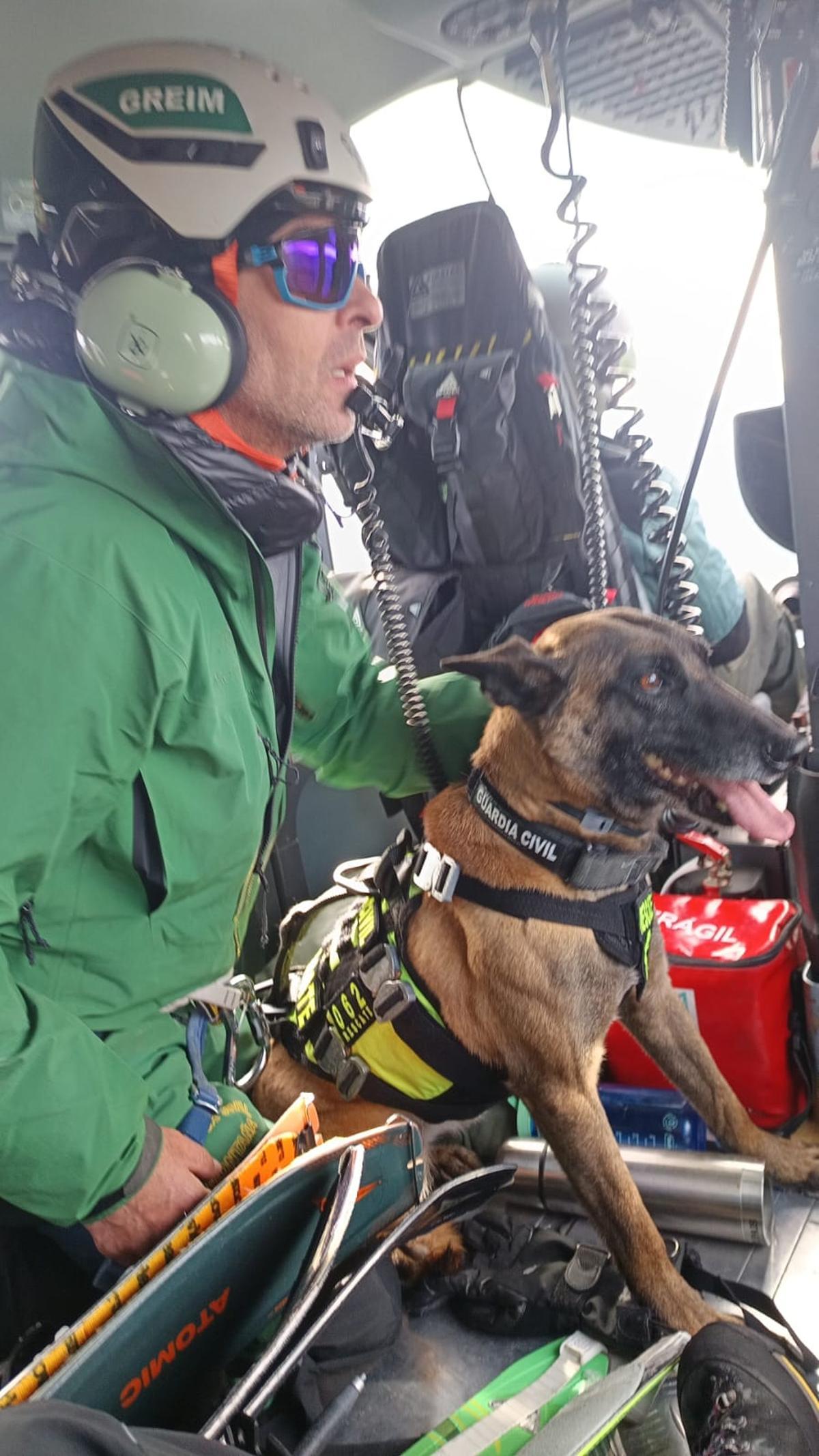 Kiko Navarro, guía canino y Unkar, en un helicóptero de la Guardia Civil.
