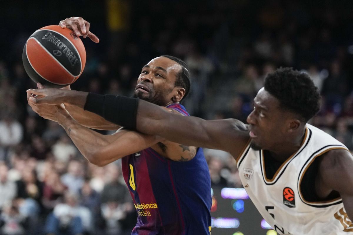 Kevin Punter intenta penetrar pese a la fuerte defensa de Awudu Abass durante el Barça-Dubai.