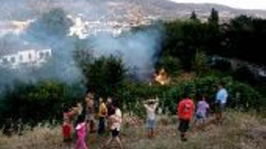 Un nuevo incendio quema en La Data cuatro hectáreas de pasto