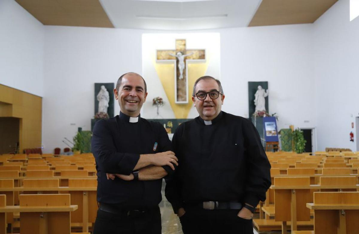 Antonio y David Reyes, en el interior de la iglesia de Santa Rafaela.