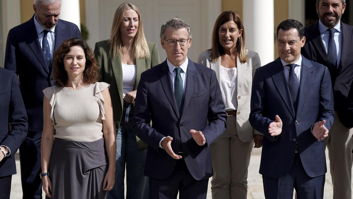 Isabel Díaz Ayuso, Juanma Moreno y Alberto Núñez Feijóo, en primera fila, en la reunión en Madrid, este viernes.