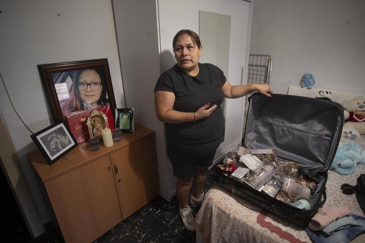 Mary en la habitación de su hija, con los biberones y chupetes que habían comprado esperando la llegada de la bebé.