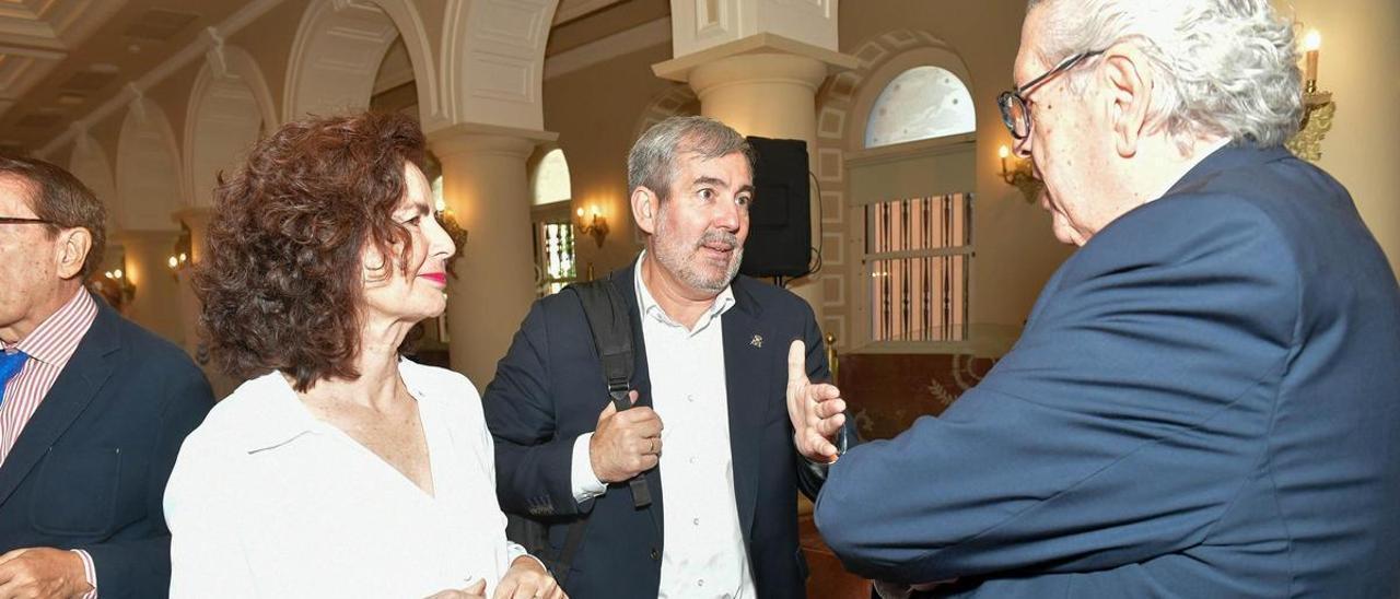 La consejera de Hacienda, Matilde Asián, junto al presidente de Canarias, Fernando Clavijo.