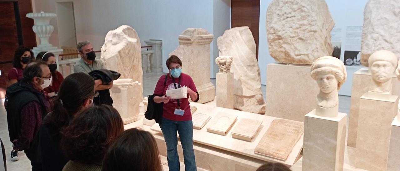 La profesora Gema Navarro explica en latín algunas de las inscripciones de la Colección Loringiana, en el Museo de Málaga.