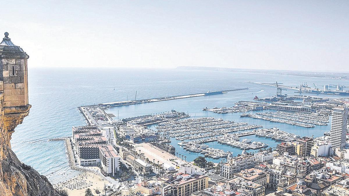 Vista panorámica del puerto alicantino.