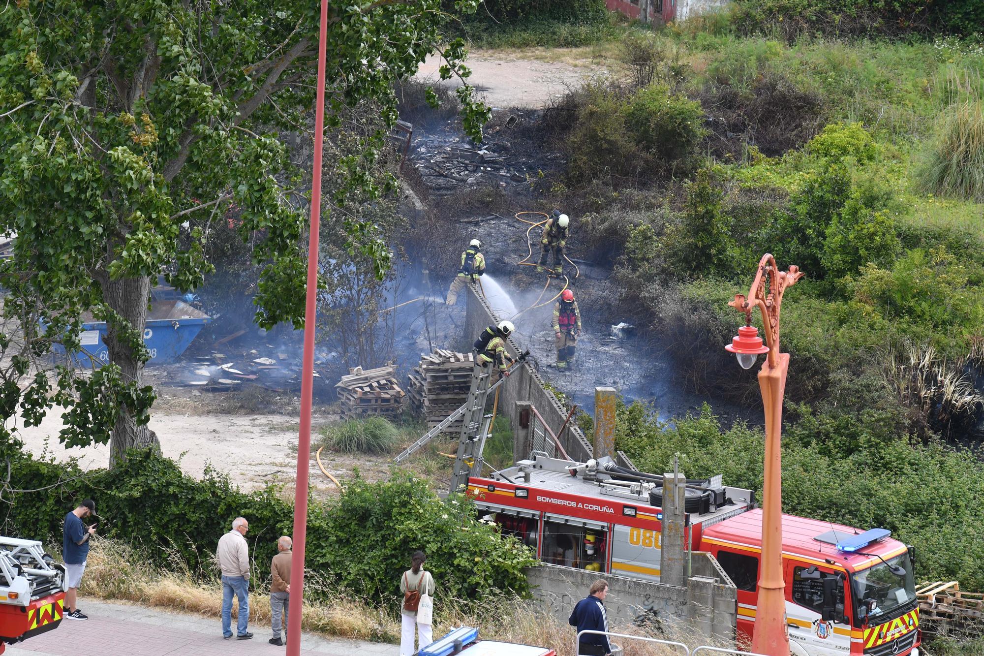 Los bomberos de A Coruña acuden a la avenida de Navarra por un incendio