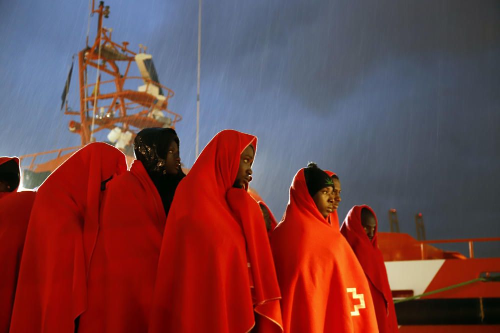 Llegan al puerto de Málaga 148 personas ...