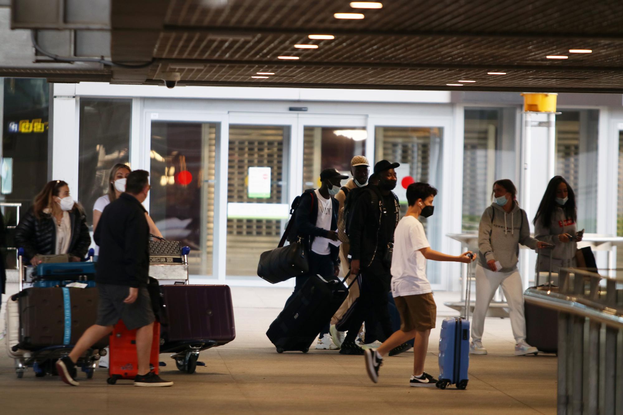 Turistas llegan al aeropuerto de Málaga el lunes 24 de mayo, tras relajarse las restricciones