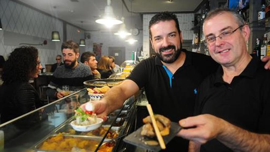 La lluvia marca la primera fase de la feria de la tapa, en la zona centro