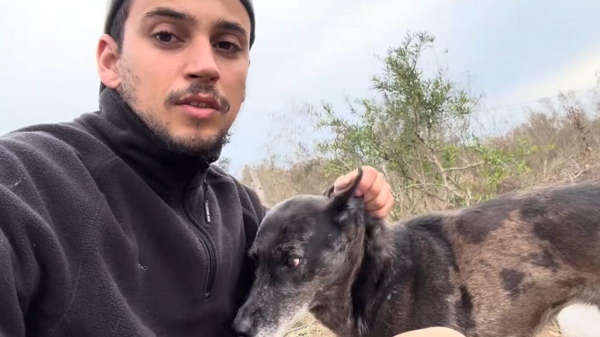 Facundo, junto con su perrita Rolanda.