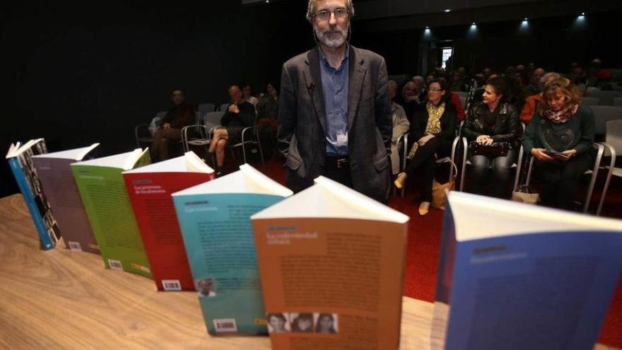 Javier Gómez-Elvira, ayer, antes de su conferencia en el Club Prensa Asturiana.