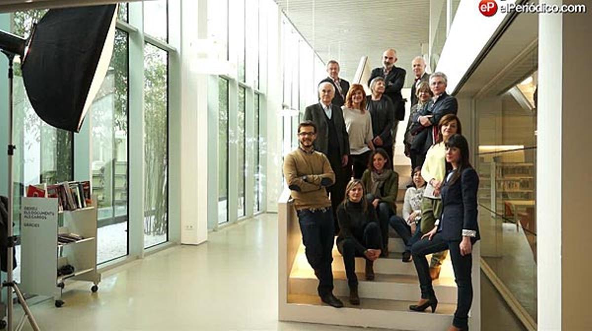 Un grup d’escriptors, llibreters i lectors es reuneixen per Sant Jordi a la Biblioteca Camp de l’Arpa Caterina Albert de Barcelona.