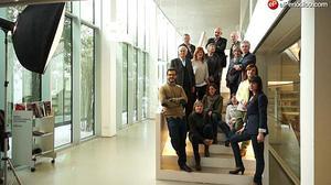 Un grup d’escriptors, llibreters i lectors es reuneixen per Sant Jordi a la Biblioteca Camp de l’Arpa Caterina Albert de Barcelona.