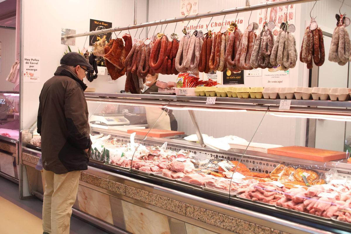 Venta de carne de cerdo y derivados en el Mercado de Abastos de Zamora