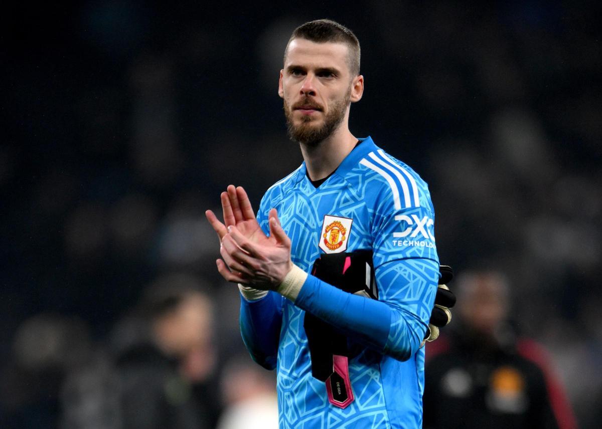 De Gea (32 años). El portero español continúa sin equipo tras finalizar su contrato con el Manchester United. El guardameta se encuentra en una situación límite, ya que el mercado en Arabia se cierra hoy y deberá dar una respuesta a las ofertas saudíes de las que dispone en las próximas horas.