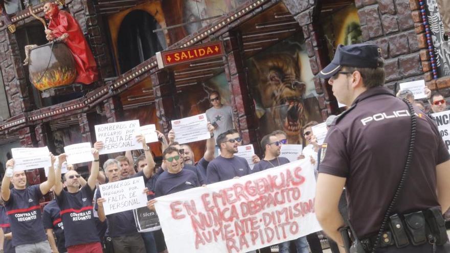 Los bomberos protestan en El Arenal al grito de &quot;Aumente vete ya&quot;