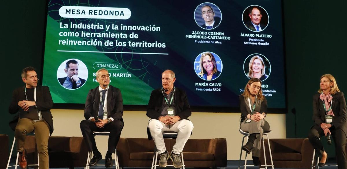 Por la izquierda el periodista Sergio Martín, Jacobo Cosmen, Álvaro Platero, María Calvo y Eva Pando.
