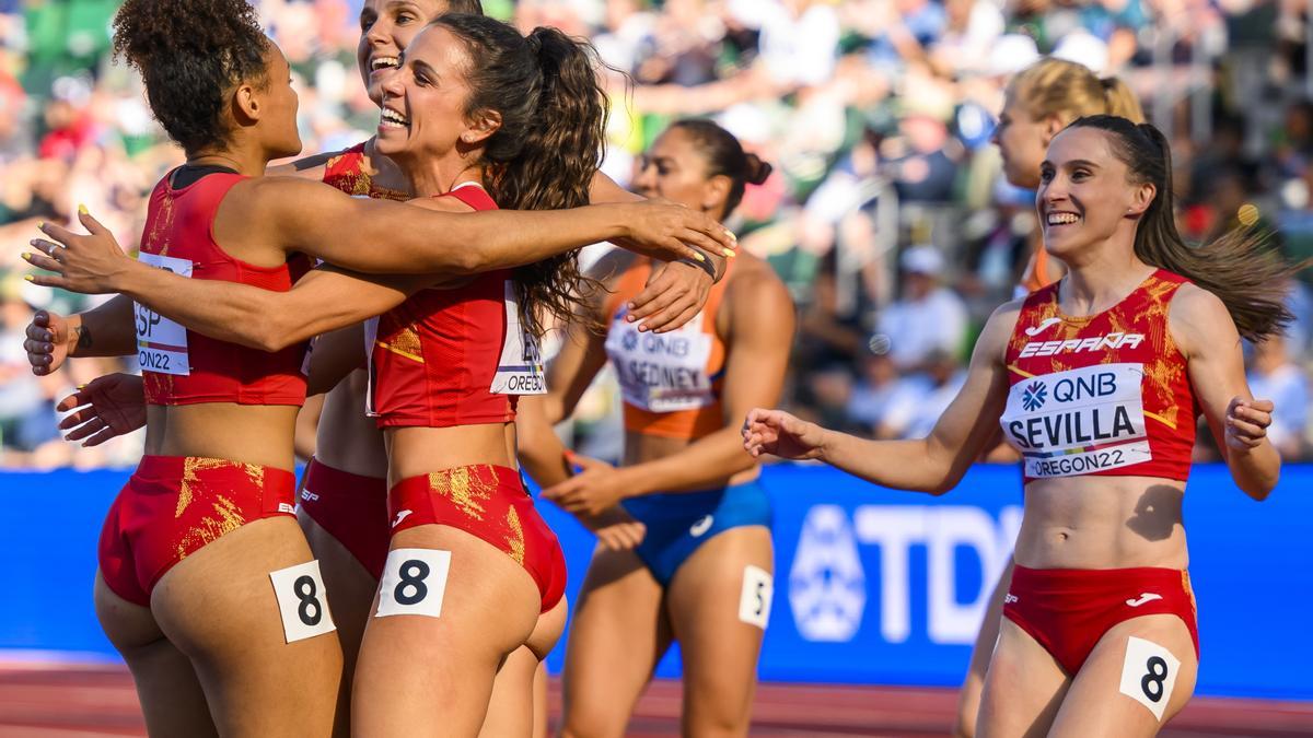 El equipo español de relevos celebra el pase a la final