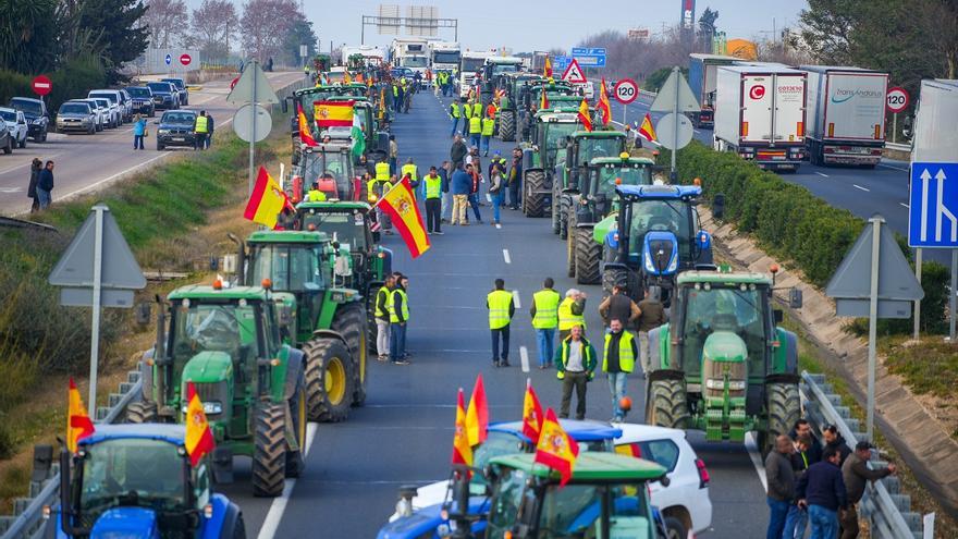 Comienzan las protestas de las organizaciones agrarias con cortes destacados en vías de Sevilla, Málaga y Granada