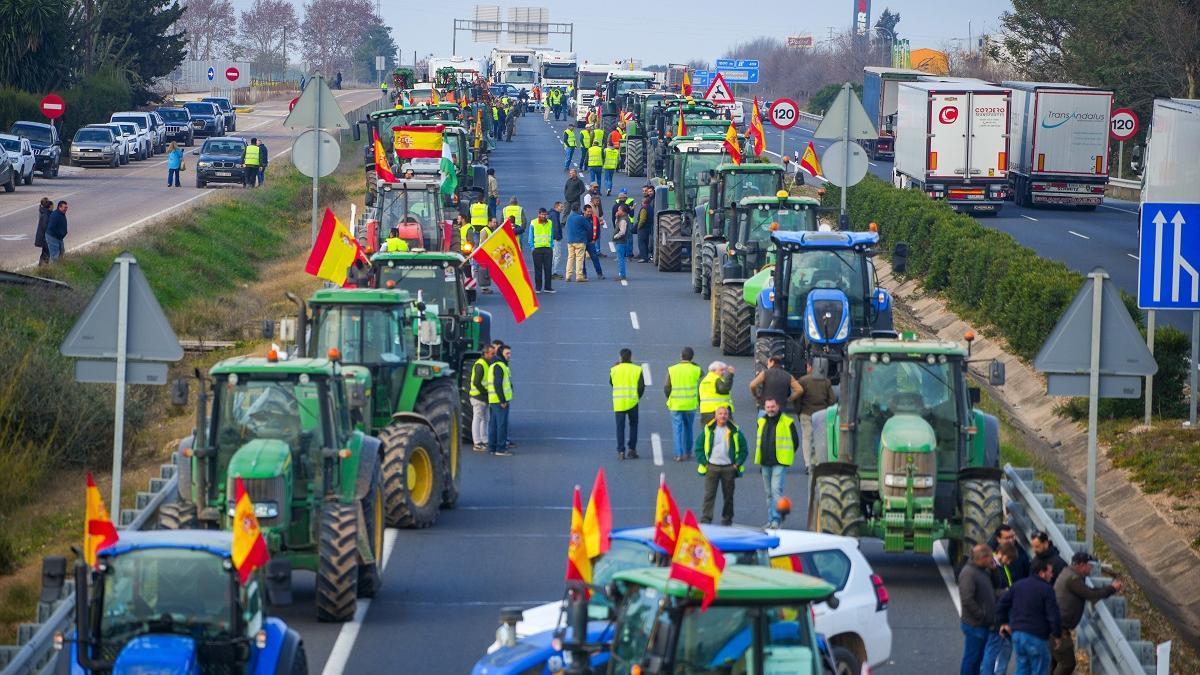 Uno de los cortes de carretera de los agricultores registrados durantes las protestas de estos días, en este caso en la provincia de Sevilla.