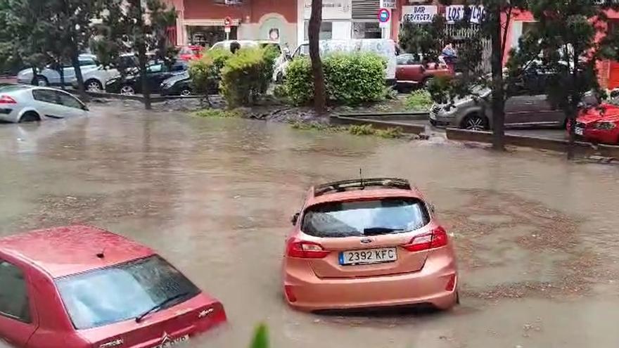 Un coche navega a la deriva en la calle Galán Bergua de Zaragoza