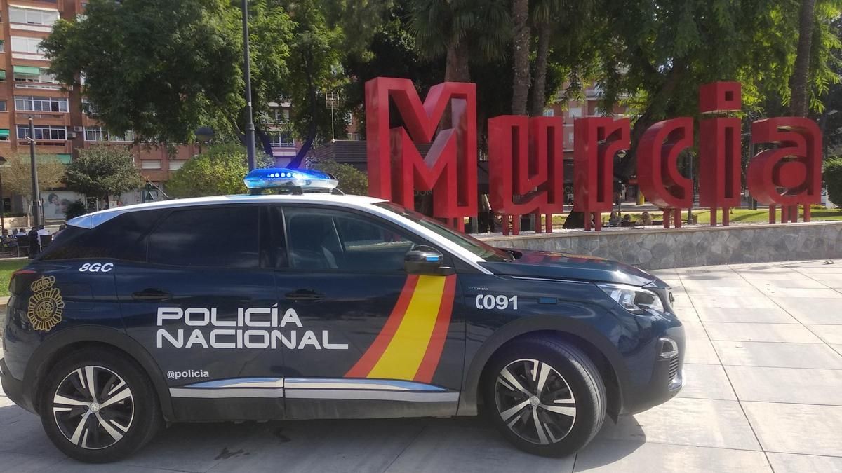 Un coche de la Policía Nacional aparcado en la Plaza Circular de Murcia.