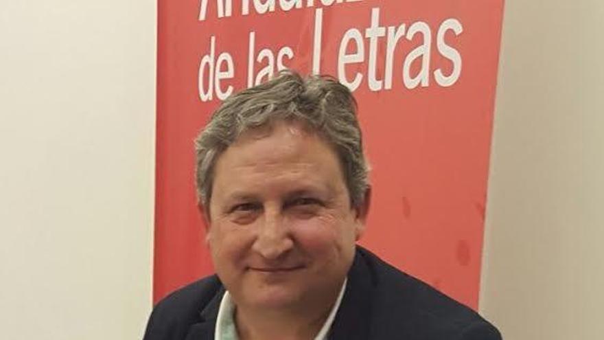 José Luis Ferris, firmando ejemplares en Málaga