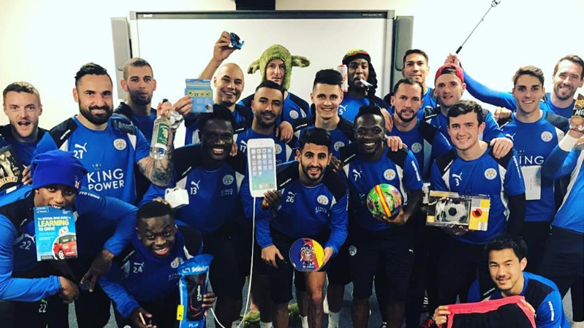 Los jugadores del Leicester, celebrando en el vestuario